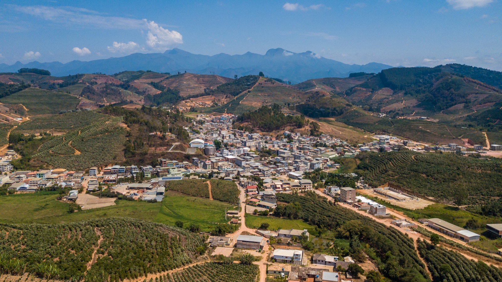 Vista aérea de Irupi e das montanhas do Caparaó