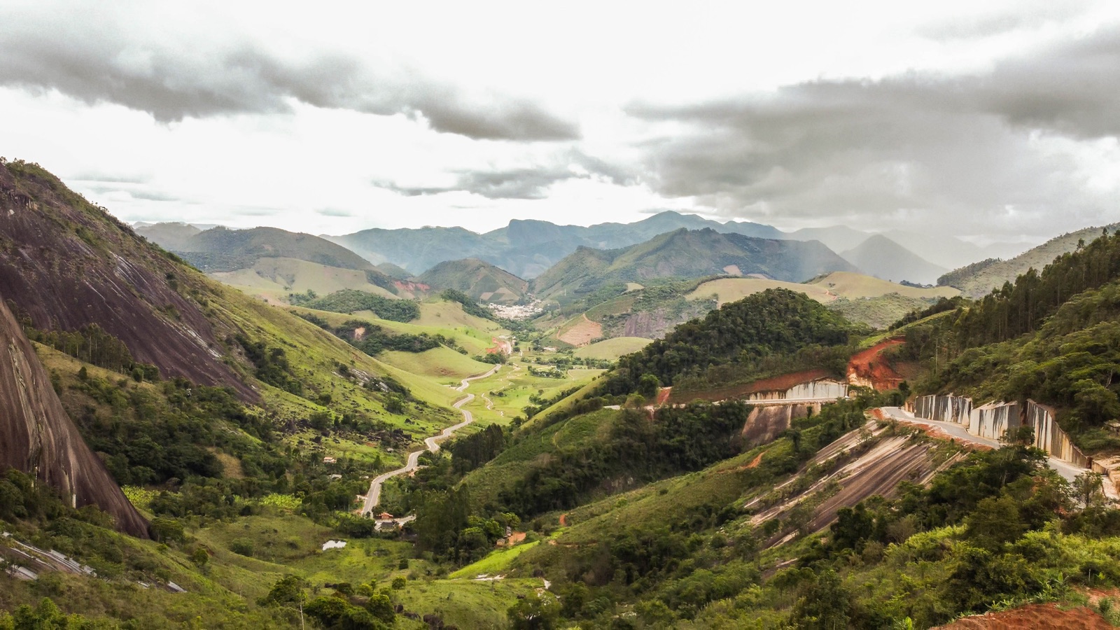 Paisagem montanhosa de Muniz Freire